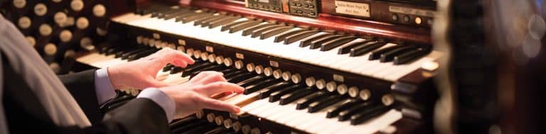 hands at the organ